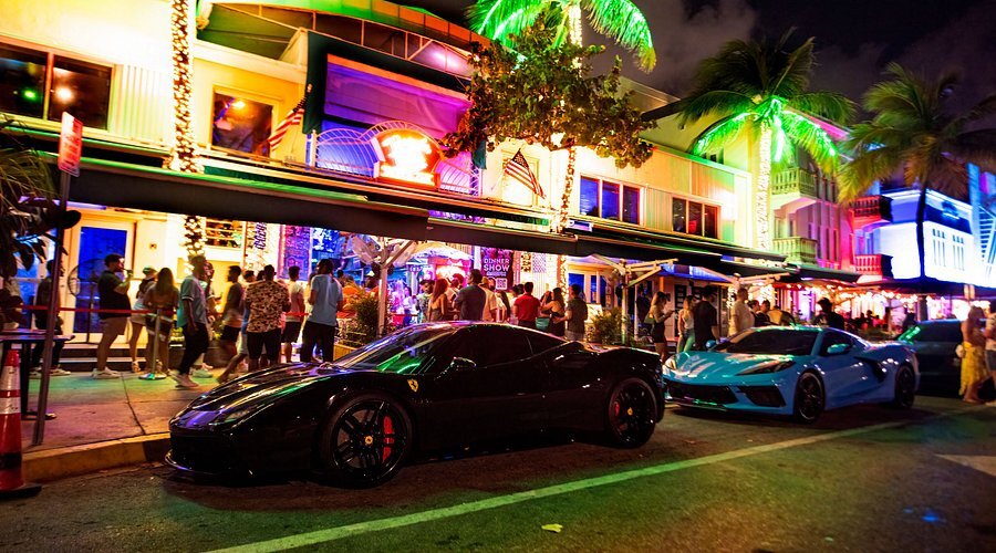 Mango's Tropical Café on Ocean Drive at night